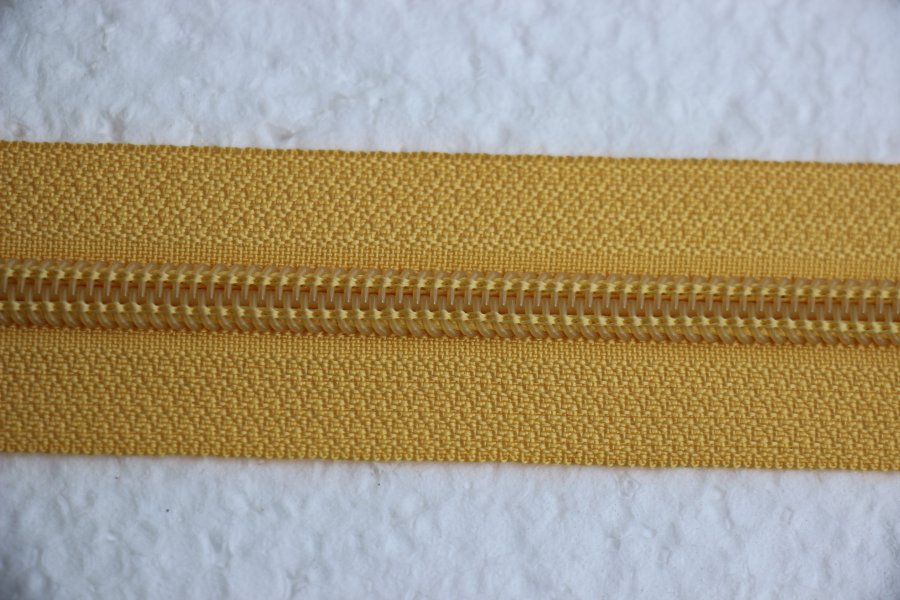 Žloutkově žlutý zip