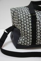  Cestovní taška Černé květy
